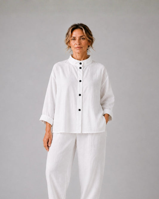 Woman wearing the jen kahn High Collar Linen Shirt in white pure linen with a structured collar and button-front detail.