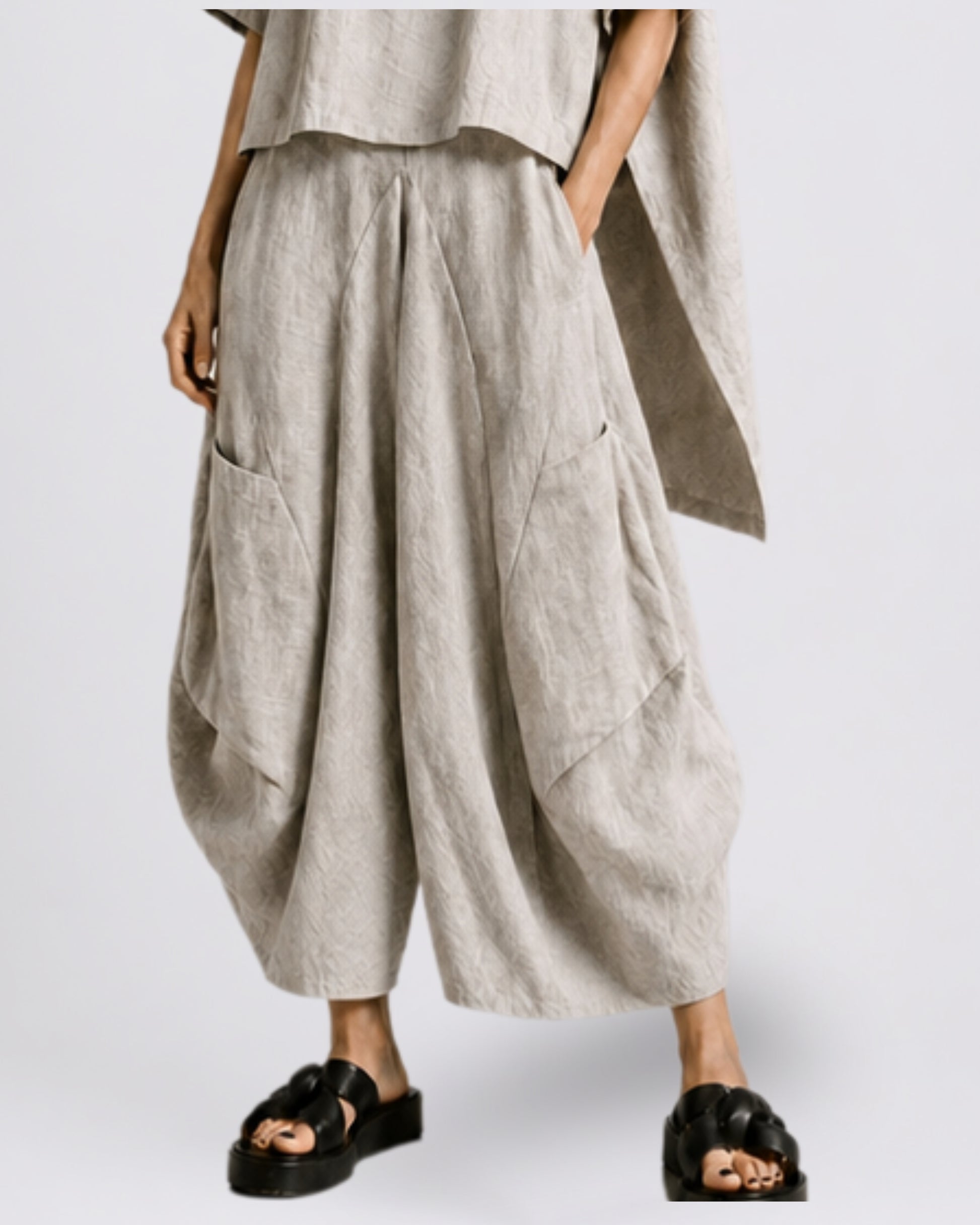 Jen Kahn Samurai Linen Pants in Natural on model, made from pure linen with a relaxed barrel-leg silhouette, elasticated waistband and oversized patch pockets, paired with the Tokyo Linen Top.