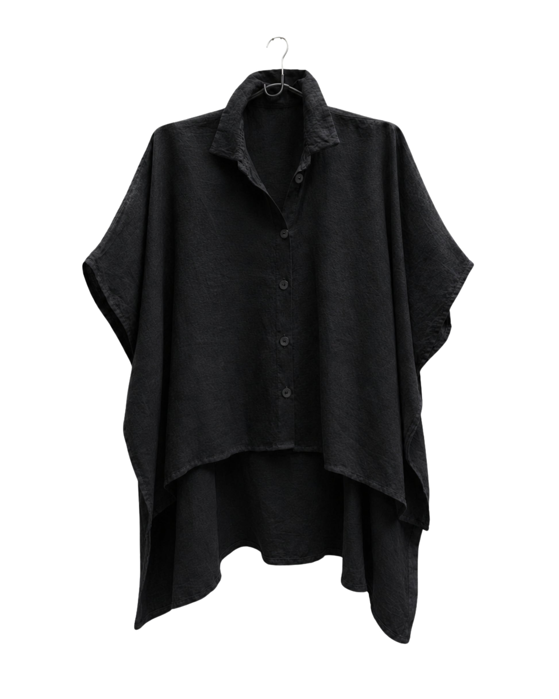jen kahn Tokyo Linen Shirt in Black made from pure linen with a classic shirt collar, relaxed box-cut silhouette, high-low hem and deep side slits.