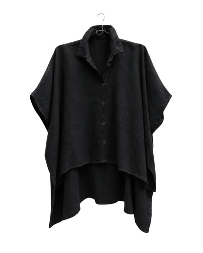 jen kahn Tokyo Linen Shirt in Black made from pure linen with a classic shirt collar, relaxed box-cut silhouette, high-low hem and deep side slits.
