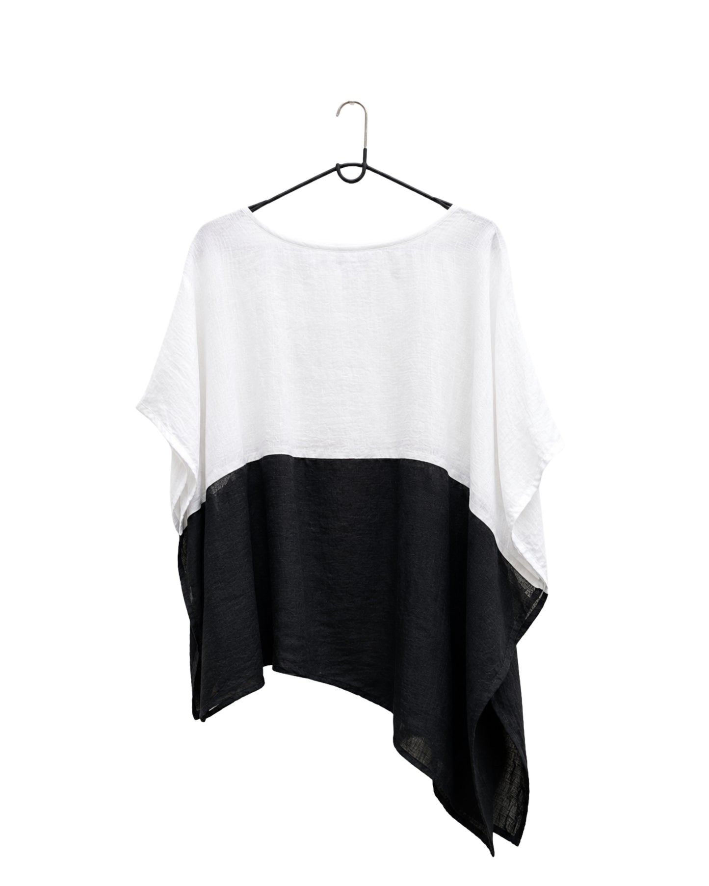 The jen kahn Blocked Linen Top in black and white pure linen displayed on a hanger.