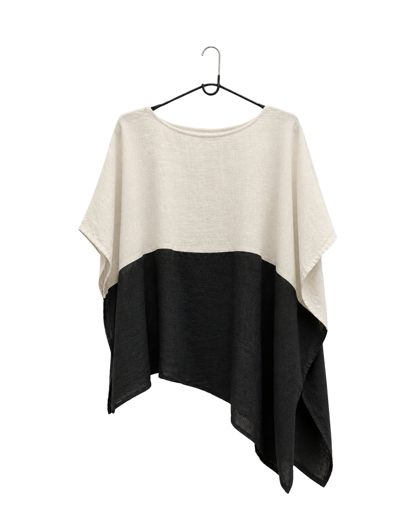 The jen kahn Blocked Linen Top in natural and black pure linen displayed on a hanger.