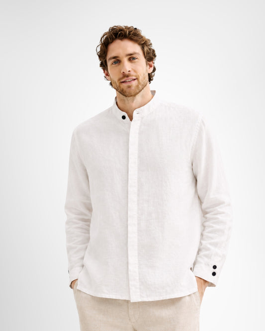 Model wearing the jen kahn Roman Linen Shirt in white pure linen with a stand collar and concealed button placket.